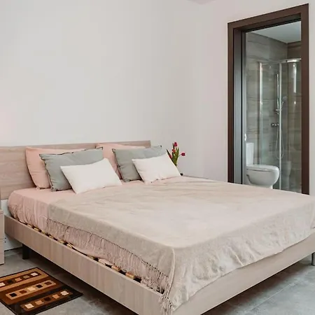 Chic 2-bed In Il-gzira Apartmán