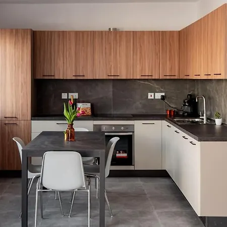 Chic 2-bed In Il-gzira Apartmán *